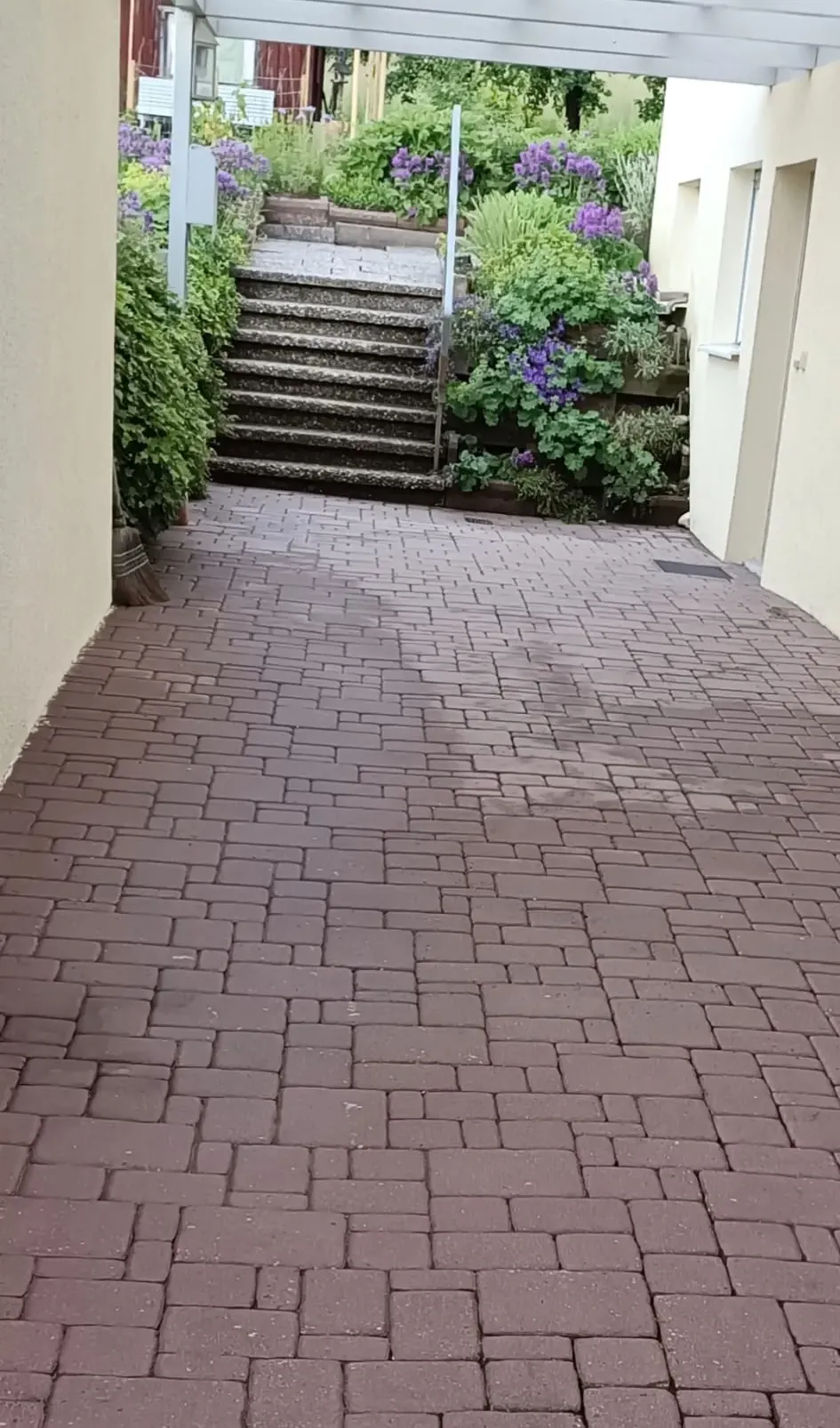 Saubere Wege und Außenanlagen